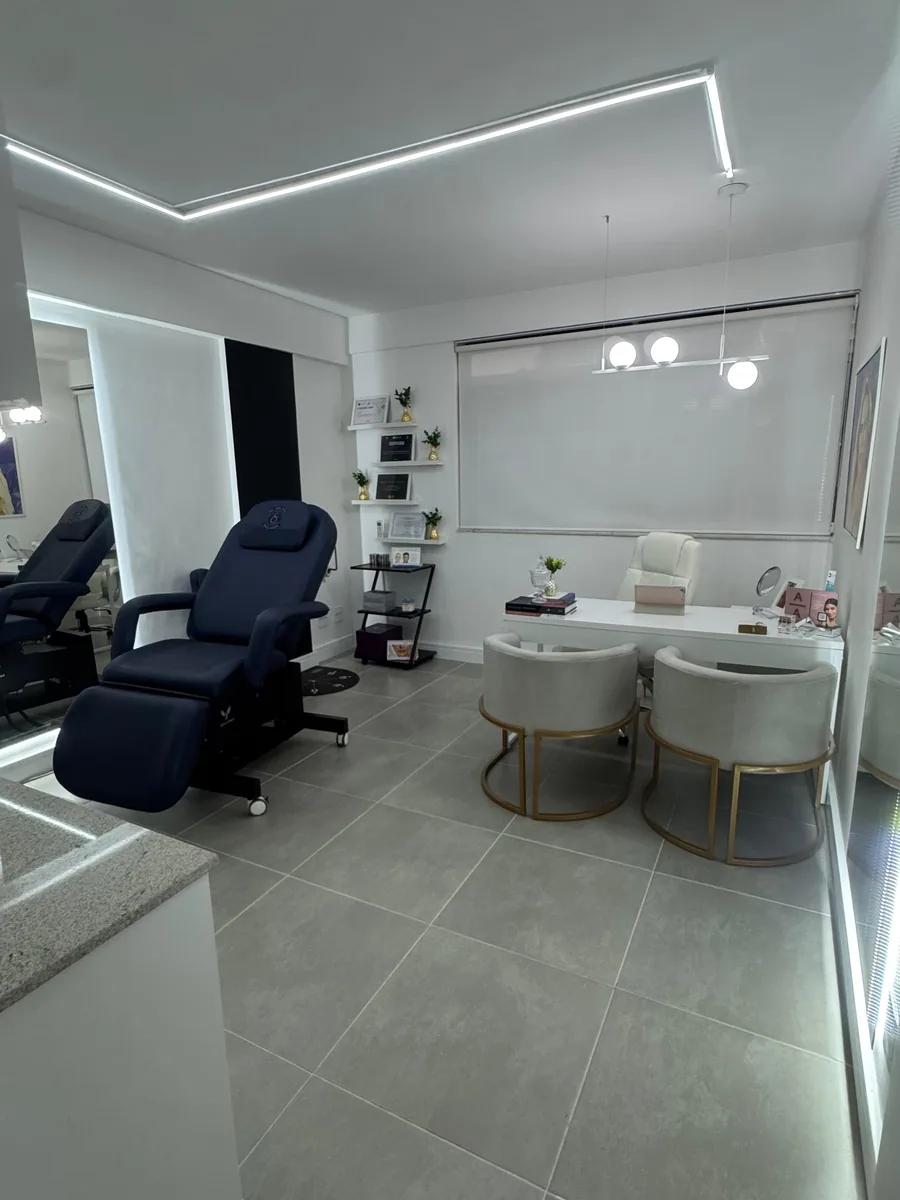 Sala de atendimento com maca e espaço de consultoria